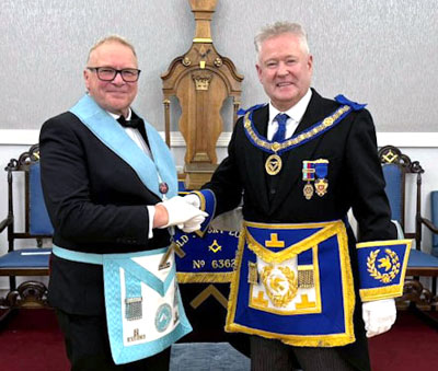 Peter Schofield (right) congratulates Mark Thomas.