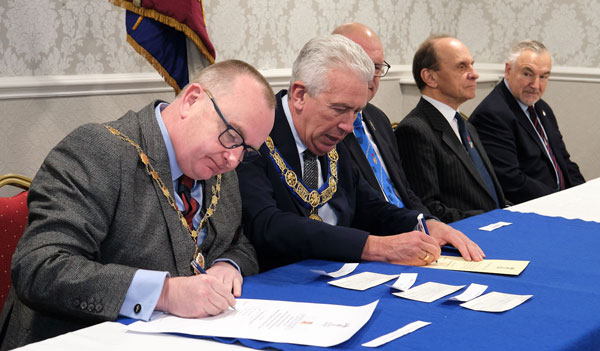 Alf Clempson (left) and Mark Matthews sign the covenant.