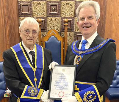 Stuart (right) presents Tony with his certificate. 