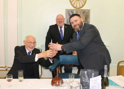 Presentation of flowers.