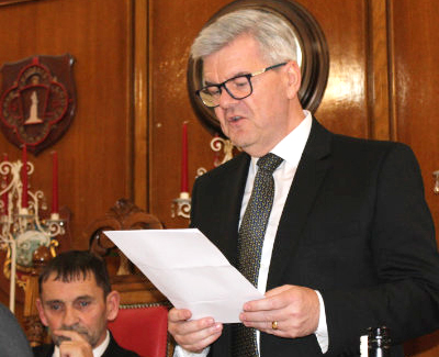 Adrian May (right) proposes a toast to David Thomas (left).