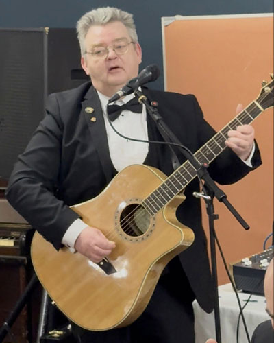 Garry Smith entertains.