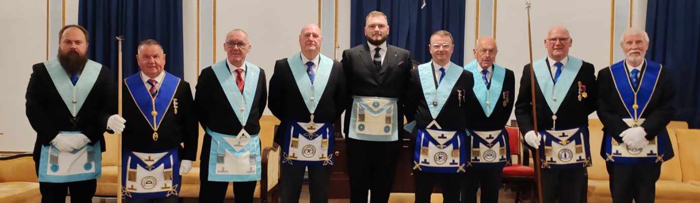 Damion Heaton (centre) with members of Fairhaven Lodge Damion Heaton (centre) with members of Fairhaven Lodge